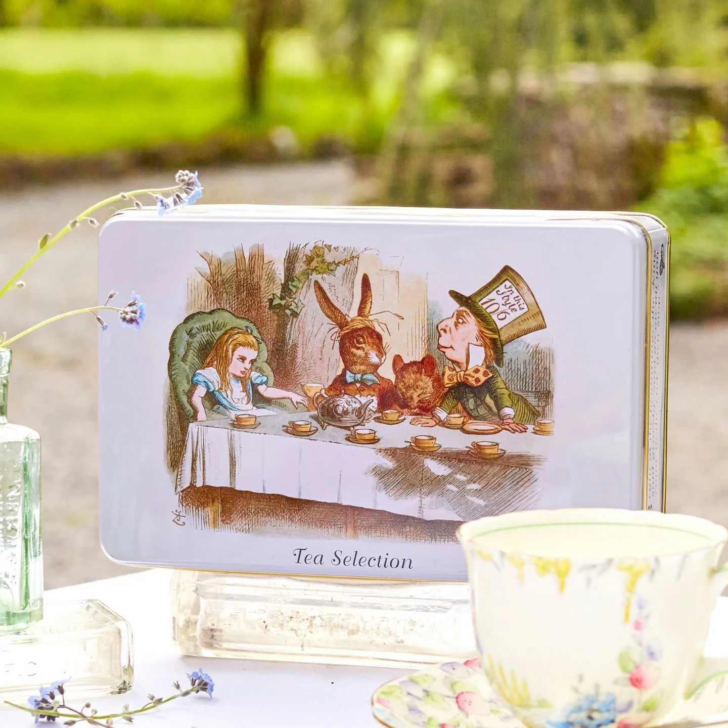 New English Teas Alice in Wonderland Selection Tin met 100 Teabags Mix. English Afternoon – English Breakfast – Earl Grey (TT25)